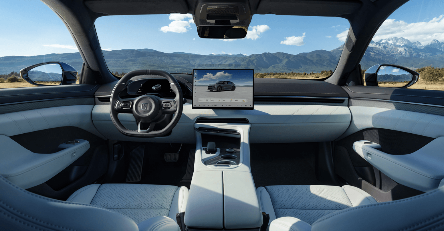 Màn hình cảm ứng 15.4 inch sắc nét sử dụng bô v xử lý Snapdargon 8295 mạnh mẽ giúp mọi tác vụ mượt mà