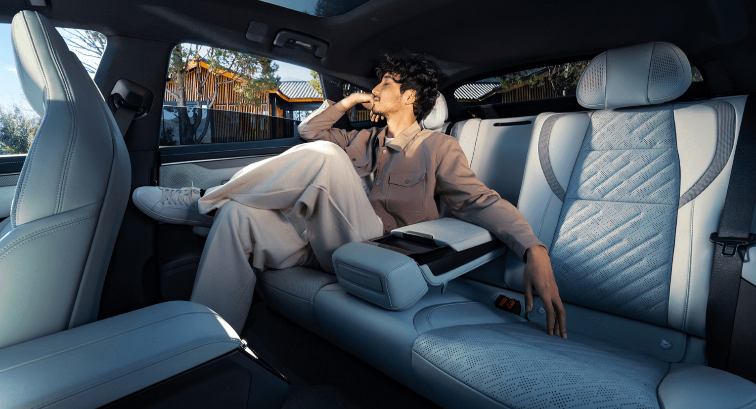 Không gian ngồi rộng rãi thoải mái, tựa đầu được trang bị hệ thống loa, tăng trải nghiệm nghe nhạc trên Zeekr 001