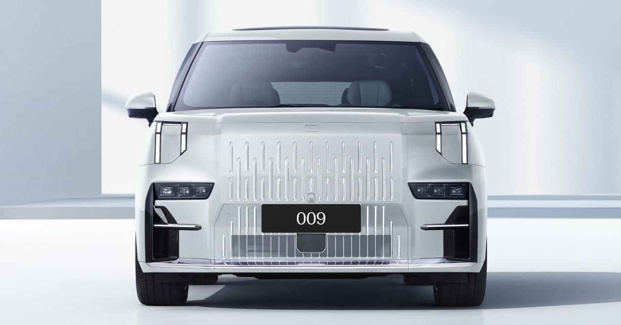 Ấn tượng với phần đầu xe Zeekr 009 nổi bật với phần đầu xe thiết kế vuông vức mạnh mẽ những không kém phận sang trọng.