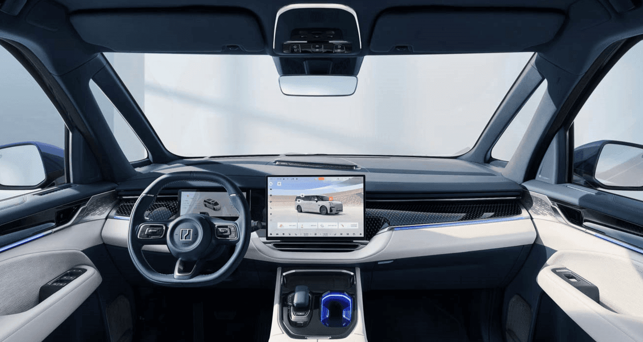 Khoang lái thông minh Với trụ A kép thiết kế thông minh giúp tăng tầm quan sát, màn hình sau vô lăng 12 inch cùng màn hình trung tâm 15 inch hỗ trợ hữu ích cho người lái