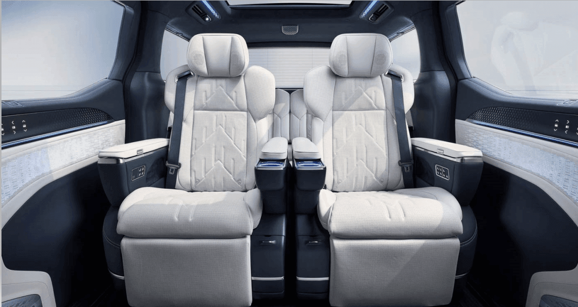 Chất liệu thượng hạng Nội thất Zeekr 009 được hoàn thiện từ những những vật liệu kim loại cao cấp, cùng sử dụng chất liệu da Nappa Sofaro nguyên tấm chống bụi, mềm mịn và chống bám bẩn.